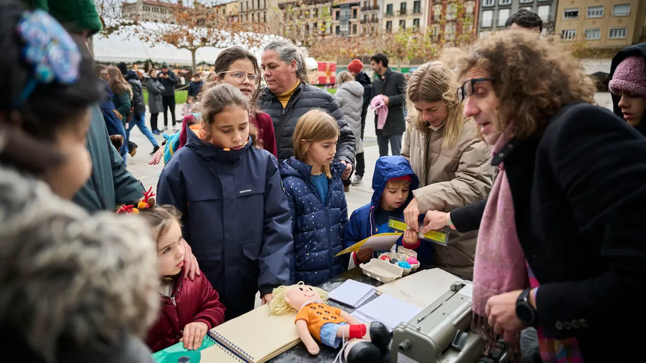 La ONCE informa en la recepci&oacute;n de cartas a los Reyes Magos en Pamplona, con una actividad divulgativa y participativa que pone en valor el sistema de lectoescritura braille, coincidiendo con la celebraci&oacute;n de su 200 aniversario. PABLO LASAOSA