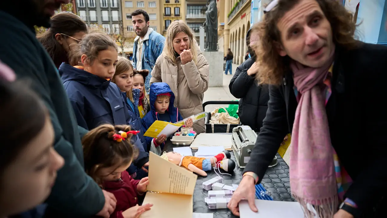 La ONCE informa en la recepci&oacute;n de cartas a los Reyes Magos en Pamplona, con una actividad divulgativa y participativa que pone en valor el sistema de lectoescritura braille, coincidiendo con la celebraci&oacute;n de su 200 aniversario. PABLO LASAOSA