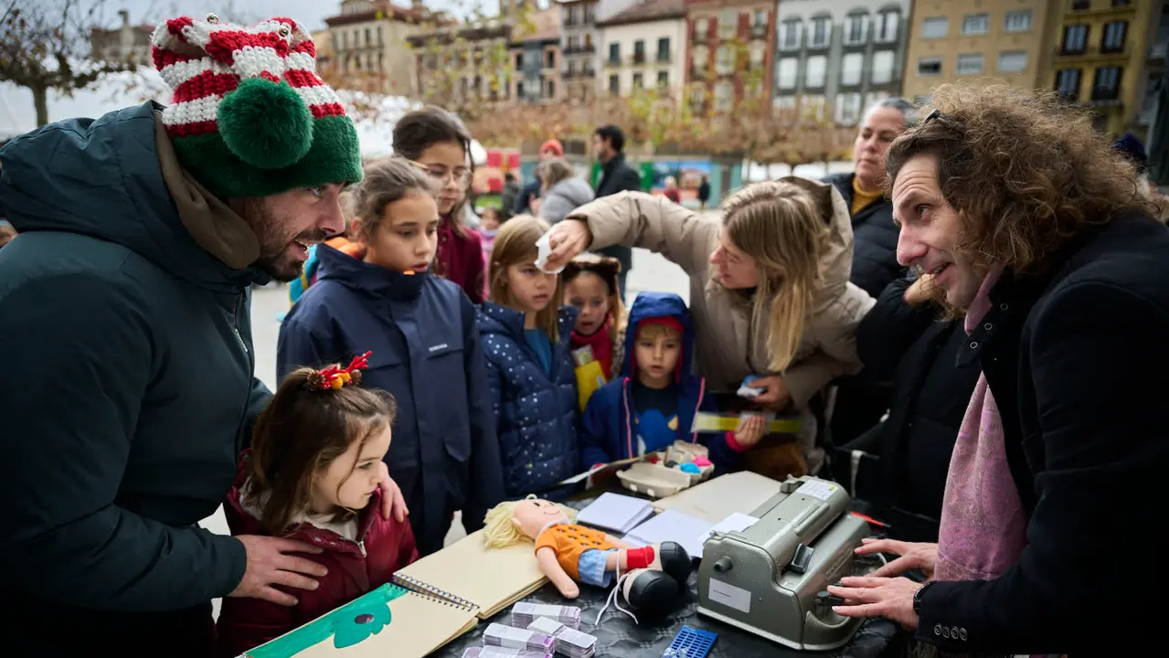 La ONCE informa en la recepci&oacute;n de cartas a los Reyes Magos en Pamplona, con una actividad divulgativa y participativa que pone en valor el sistema de lectoescritura braille, coincidiendo con la celebraci&oacute;n de su 200 aniversario. PABLO LASAOSA