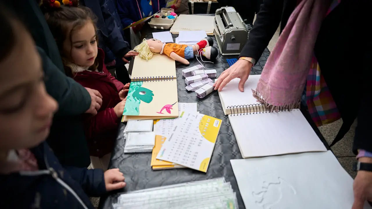La ONCE informa en la recepci&oacute;n de cartas a los Reyes Magos en Pamplona, con una actividad divulgativa y participativa que pone en valor el sistema de lectoescritura braille, coincidiendo con la celebraci&oacute;n de su 200 aniversario. PABLO LASAOSA