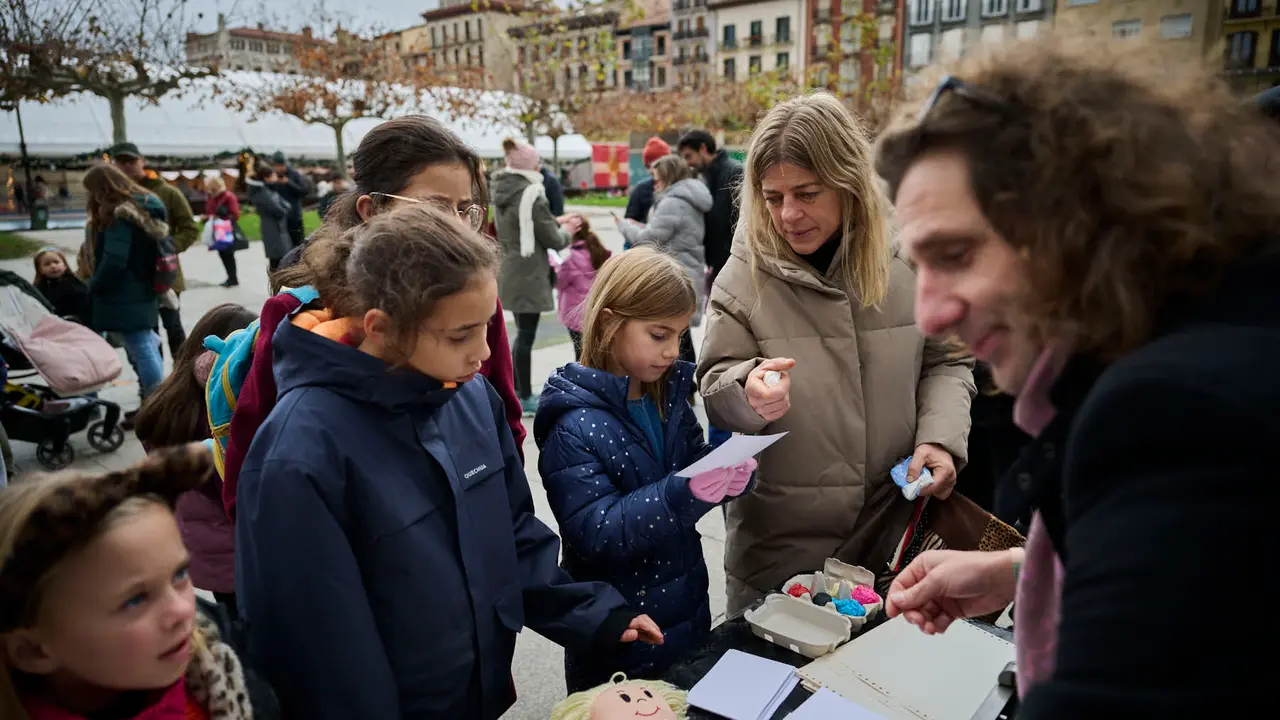 La ONCE informa en la recepci&oacute;n de cartas a los Reyes Magos en Pamplona, con una actividad divulgativa y participativa que pone en valor el sistema de lectoescritura braille, coincidiendo con la celebraci&oacute;n de su 200 aniversario. PABLO LASAOSA
