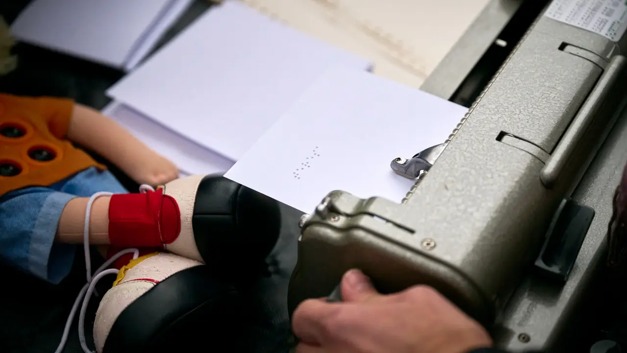 La ONCE informa en la recepci&oacute;n de cartas a los Reyes Magos en Pamplona, con una actividad divulgativa y participativa que pone en valor el sistema de lectoescritura braille, coincidiendo con la celebraci&oacute;n de su 200 aniversario. PABLO LASAOSA