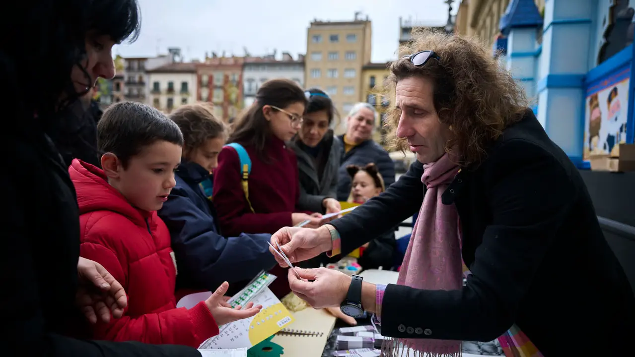 La ONCE informa en la recepci&oacute;n de cartas a los Reyes Magos en Pamplona, con una actividad divulgativa y participativa que pone en valor el sistema de lectoescritura braille, coincidiendo con la celebraci&oacute;n de su 200 aniversario. PABLO LASAOSA