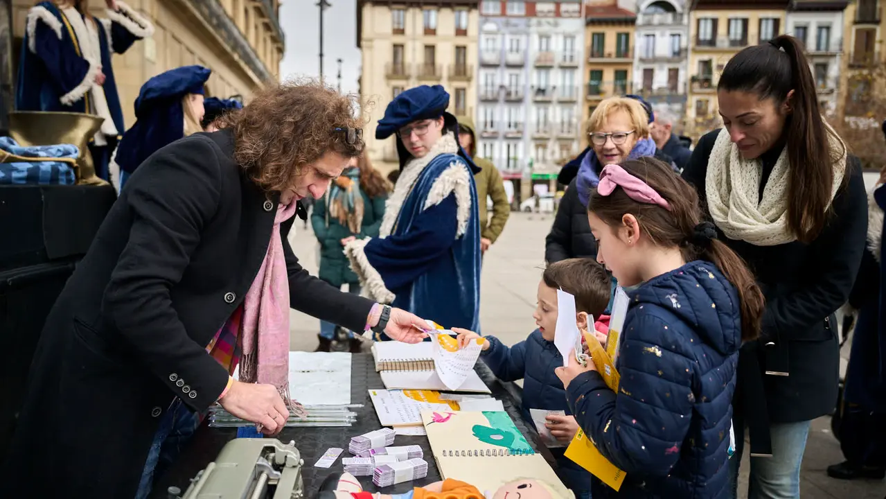 La ONCE informa en la recepci&oacute;n de cartas a los Reyes Magos en Pamplona, con una actividad divulgativa y participativa que pone en valor el sistema de lectoescritura braille, coincidiendo con la celebraci&oacute;n de su 200 aniversario. PABLO LASAOSA