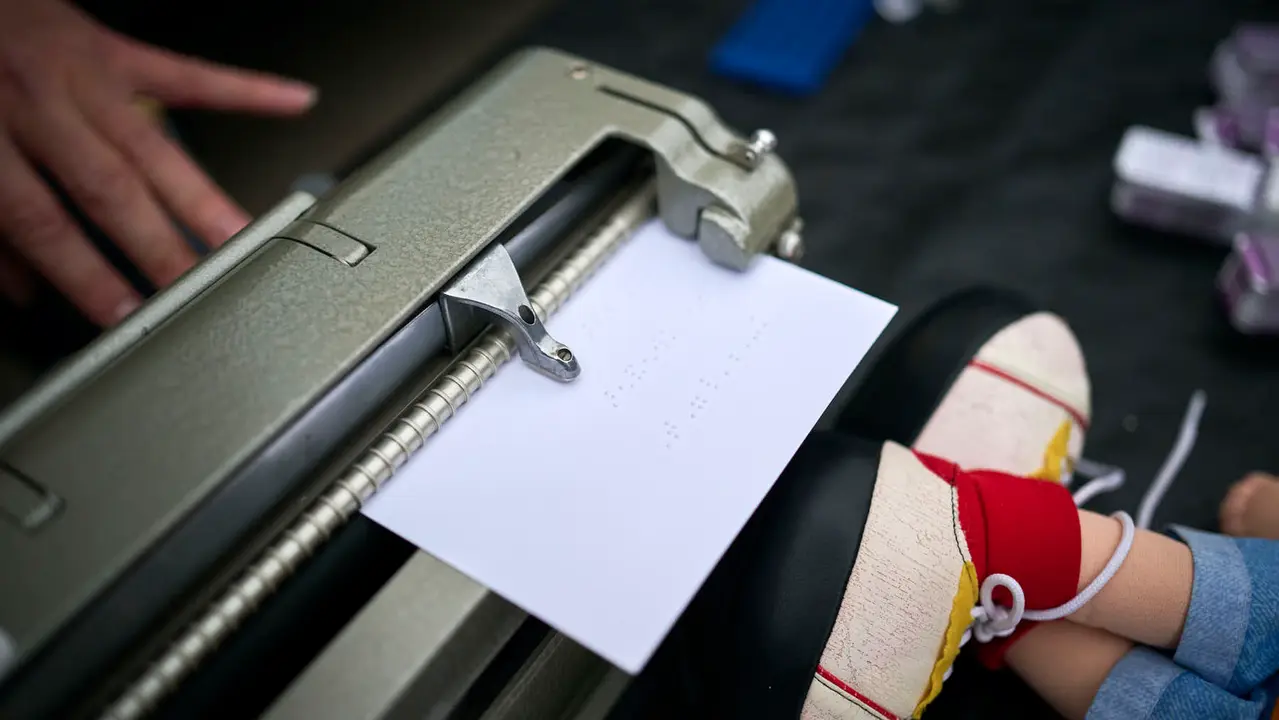 La ONCE informa en la recepci&oacute;n de cartas a los Reyes Magos en Pamplona, con una actividad divulgativa y participativa que pone en valor el sistema de lectoescritura braille, coincidiendo con la celebraci&oacute;n de su 200 aniversario. PABLO LASAOSA