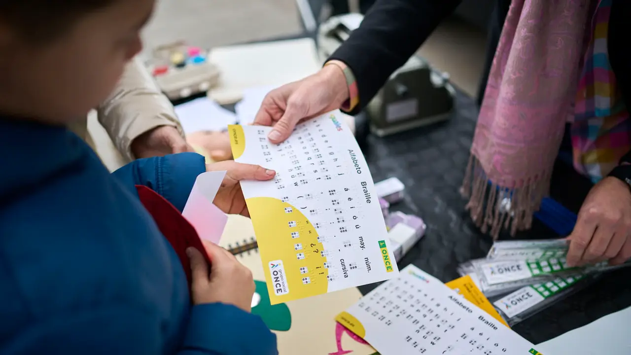 La ONCE informa en la recepci&oacute;n de cartas a los Reyes Magos en Pamplona, con una actividad divulgativa y participativa que pone en valor el sistema de lectoescritura braille, coincidiendo con la celebraci&oacute;n de su 200 aniversario. PABLO LASAOSA