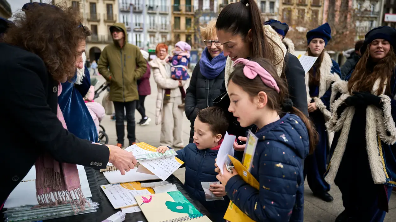 La ONCE informa en la recepci&oacute;n de cartas a los Reyes Magos en Pamplona, con una actividad divulgativa y participativa que pone en valor el sistema de lectoescritura braille, coincidiendo con la celebraci&oacute;n de su 200 aniversario. PABLO LASAOSA