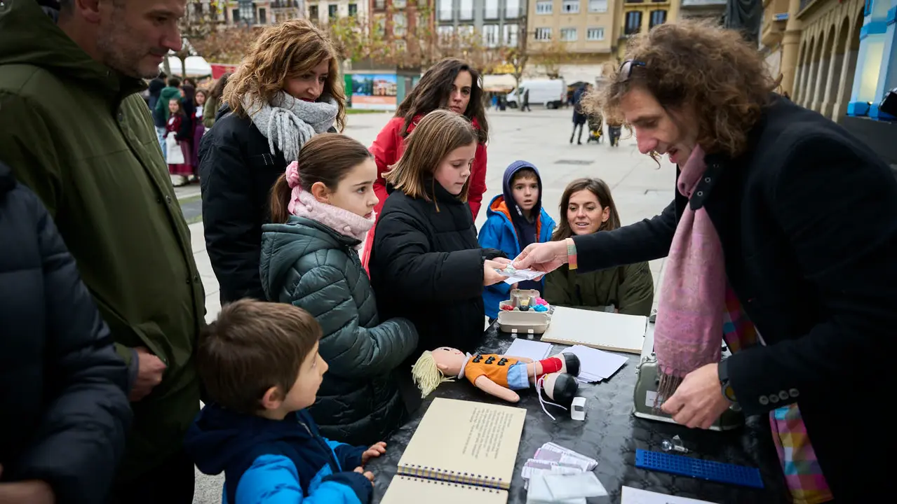La ONCE informa en la recepci&oacute;n de cartas a los Reyes Magos en Pamplona, con una actividad divulgativa y participativa que pone en valor el sistema de lectoescritura braille, coincidiendo con la celebraci&oacute;n de su 200 aniversario. PABLO LASAOSA