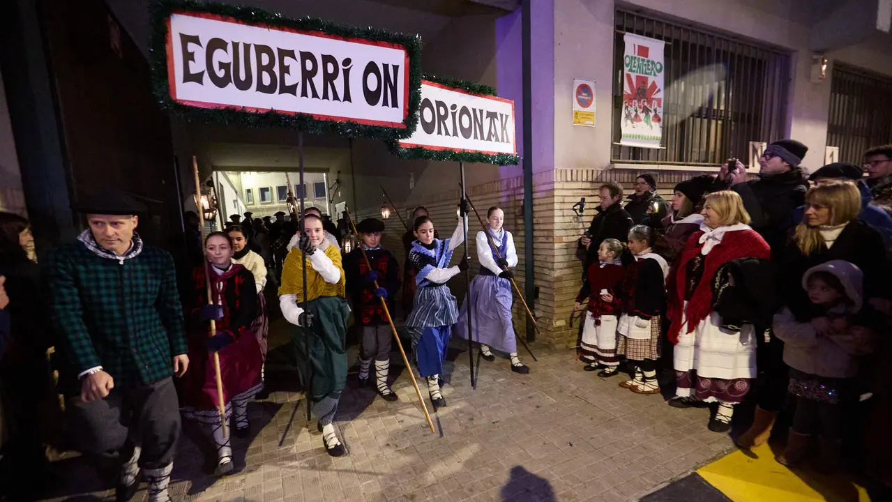 Desfile de Olentzero por las calles de Pamplona en la Nochebuena de 2025. I&Ntilde;IGO ALZUGARAY