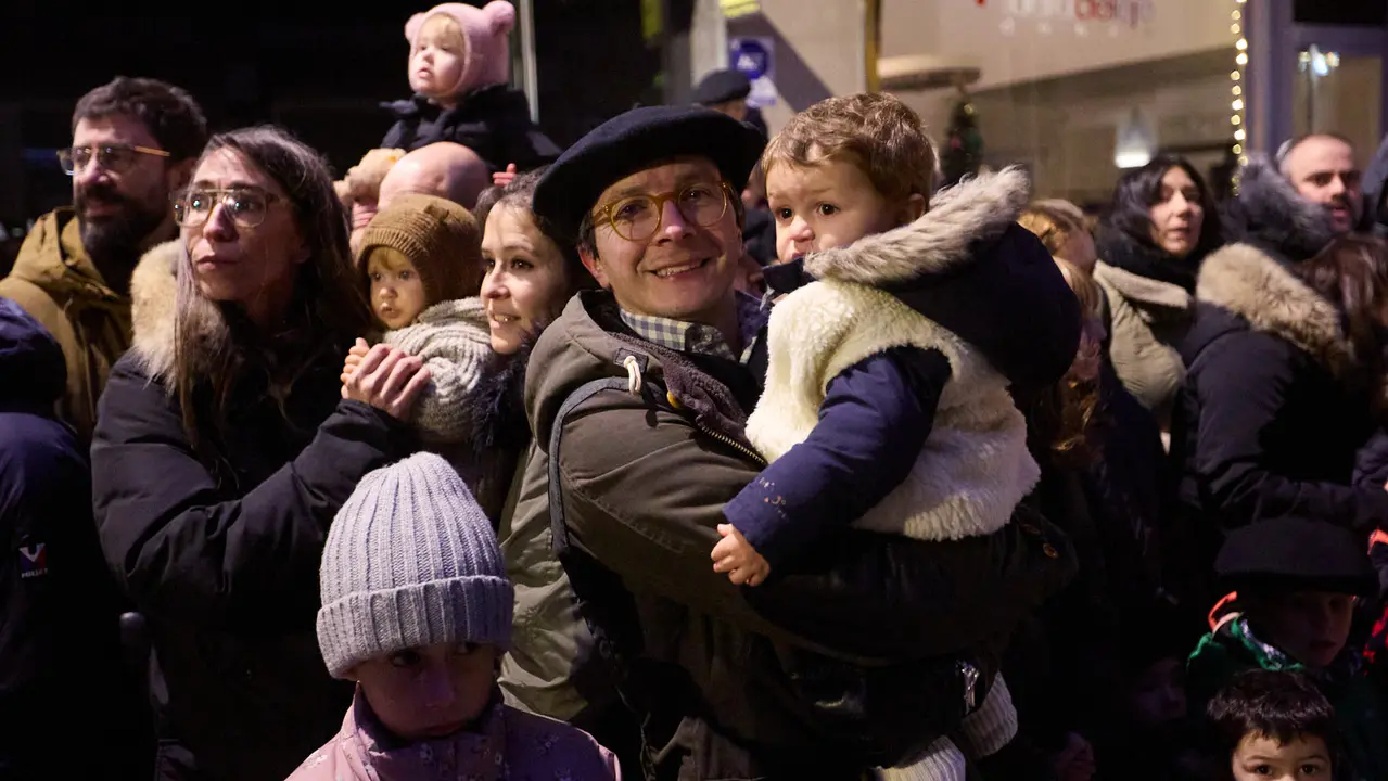 Desfile de Olentzero por las calles de Pamplona en la Nochebuena de 2025. I&Ntilde;IGO ALZUGARAY
