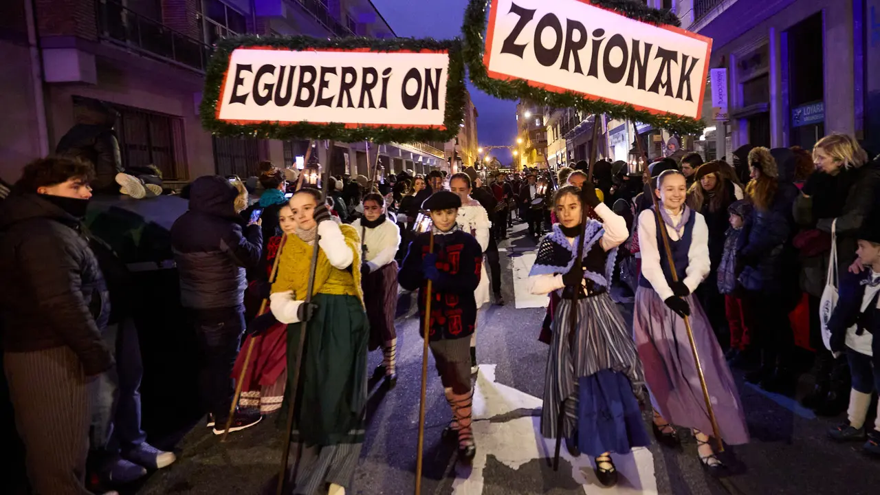 Desfile de Olentzero por las calles de Pamplona en la Nochebuena de 2025. I&Ntilde;IGO ALZUGARAY