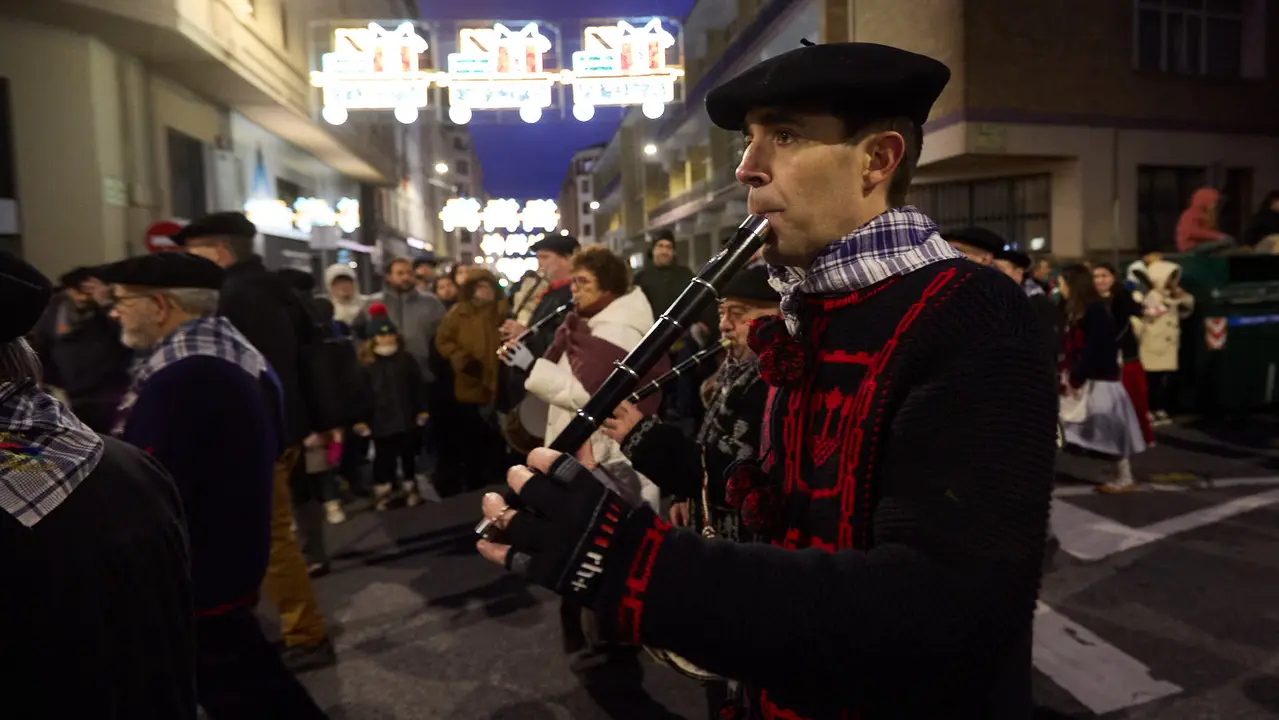 Desfile de Olentzero por las calles de Pamplona en la Nochebuena de 2025. I&Ntilde;IGO ALZUGARAY