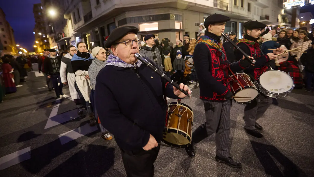 Desfile de Olentzero por las calles de Pamplona en la Nochebuena de 2025. I&Ntilde;IGO ALZUGARAY