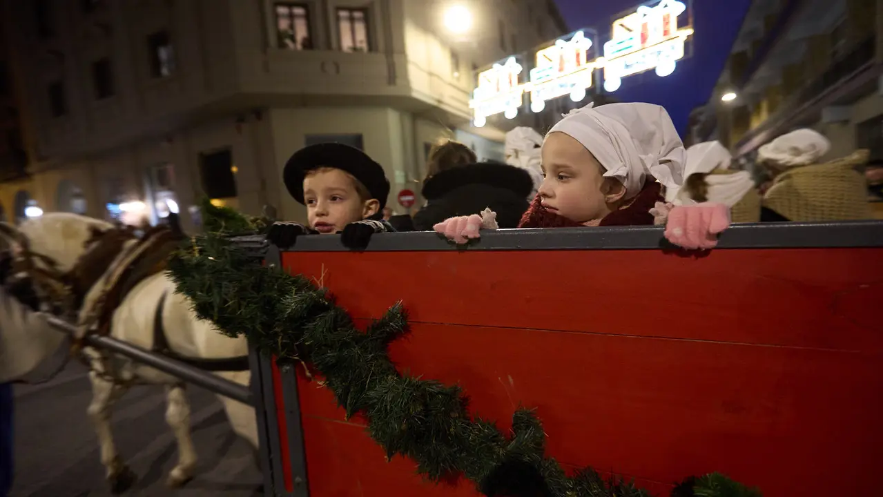Desfile de Olentzero por las calles de Pamplona en la Nochebuena de 2025. I&Ntilde;IGO ALZUGARAY