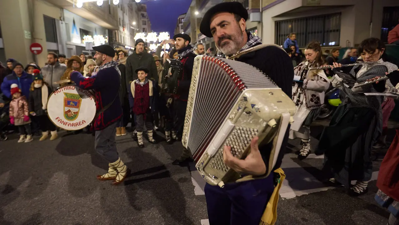 Desfile de Olentzero por las calles de Pamplona en la Nochebuena de 2025. I&Ntilde;IGO ALZUGARAY