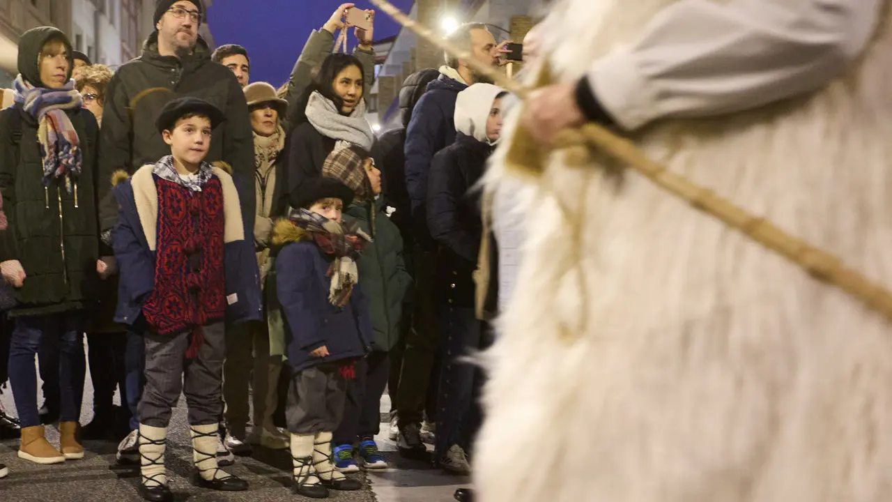 Desfile de Olentzero por las calles de Pamplona en la Nochebuena de 2025. I&Ntilde;IGO ALZUGARAY