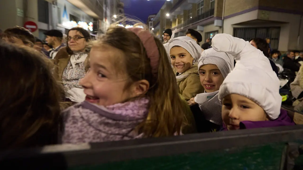 Desfile de Olentzero por las calles de Pamplona en la Nochebuena de 2025. I&Ntilde;IGO ALZUGARAY