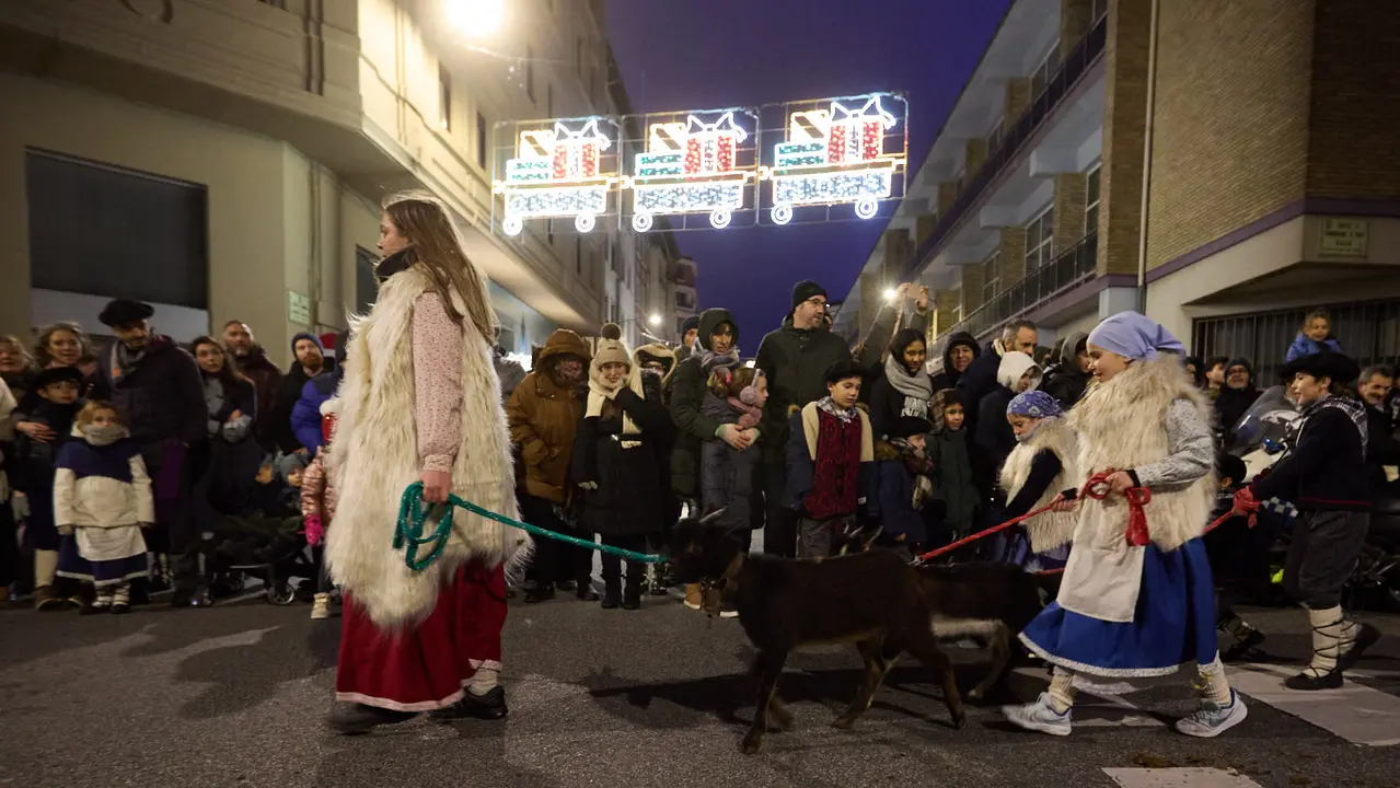 Desfile de Olentzero por las calles de Pamplona en la Nochebuena de 2025. I&Ntilde;IGO ALZUGARAY