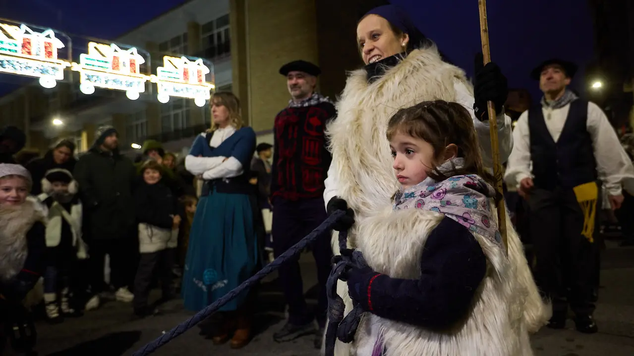 Desfile de Olentzero por las calles de Pamplona en la Nochebuena de 2025. I&Ntilde;IGO ALZUGARAY