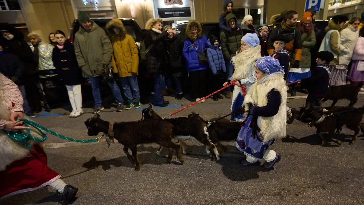 Desfile de Olentzero por las calles de Pamplona en la Nochebuena de 2025. I&Ntilde;IGO ALZUGARAY