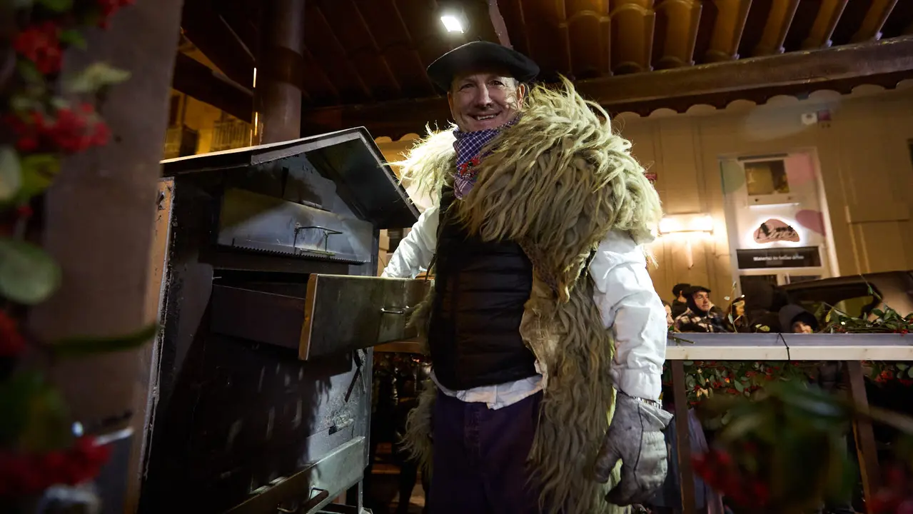 Desfile de Olentzero por las calles de Pamplona en la Nochebuena de 2025. I&Ntilde;IGO ALZUGARAY