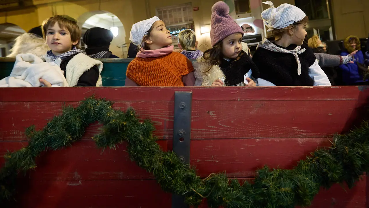 Desfile de Olentzero por las calles de Pamplona en la Nochebuena de 2025. I&Ntilde;IGO ALZUGARAY