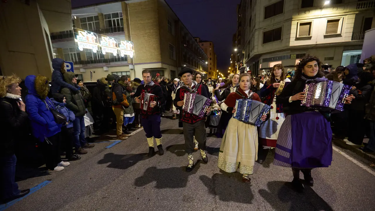 Desfile de Olentzero por las calles de Pamplona en la Nochebuena de 2025. I&Ntilde;IGO ALZUGARAY