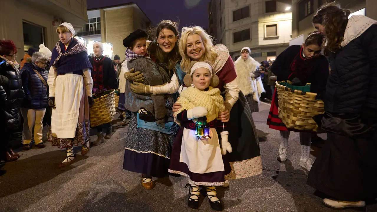 Desfile de Olentzero por las calles de Pamplona en la Nochebuena de 2025. I&Ntilde;IGO ALZUGARAY