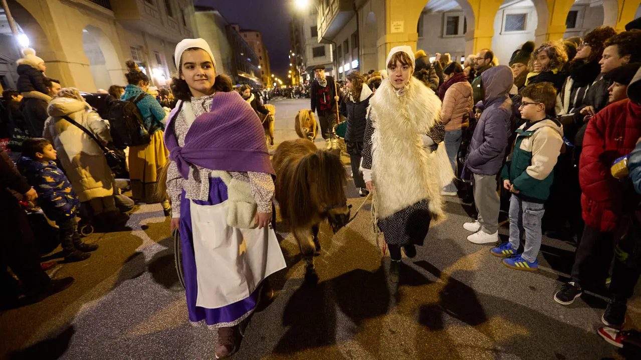 Desfile de Olentzero por las calles de Pamplona en la Nochebuena de 2025. I&Ntilde;IGO ALZUGARAY
