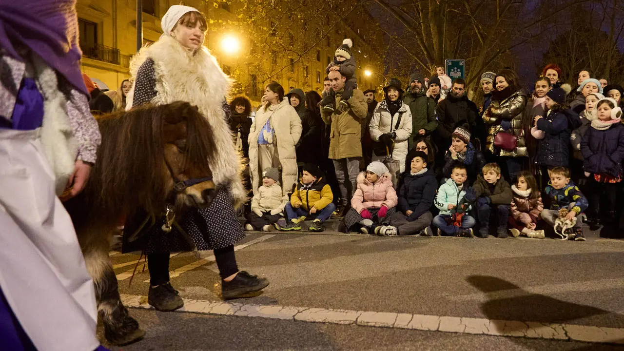 Desfile de Olentzero por las calles de Pamplona en la Nochebuena de 2025. I&Ntilde;IGO ALZUGARAY