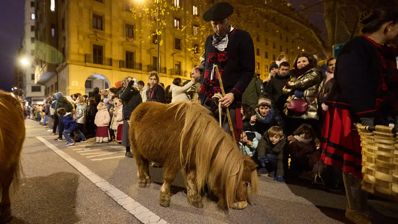 Desfile de Olentzero por las calles de Pamplona en la Nochebuena de 2025. I&Ntilde;IGO ALZUGARAY