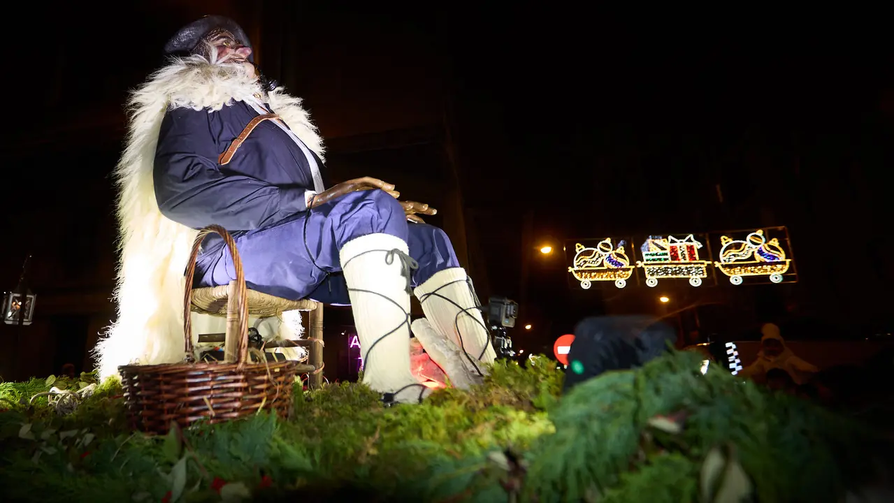 Desfile de Olentzero por las calles de Pamplona en la Nochebuena de 2025. I&Ntilde;IGO ALZUGARAY