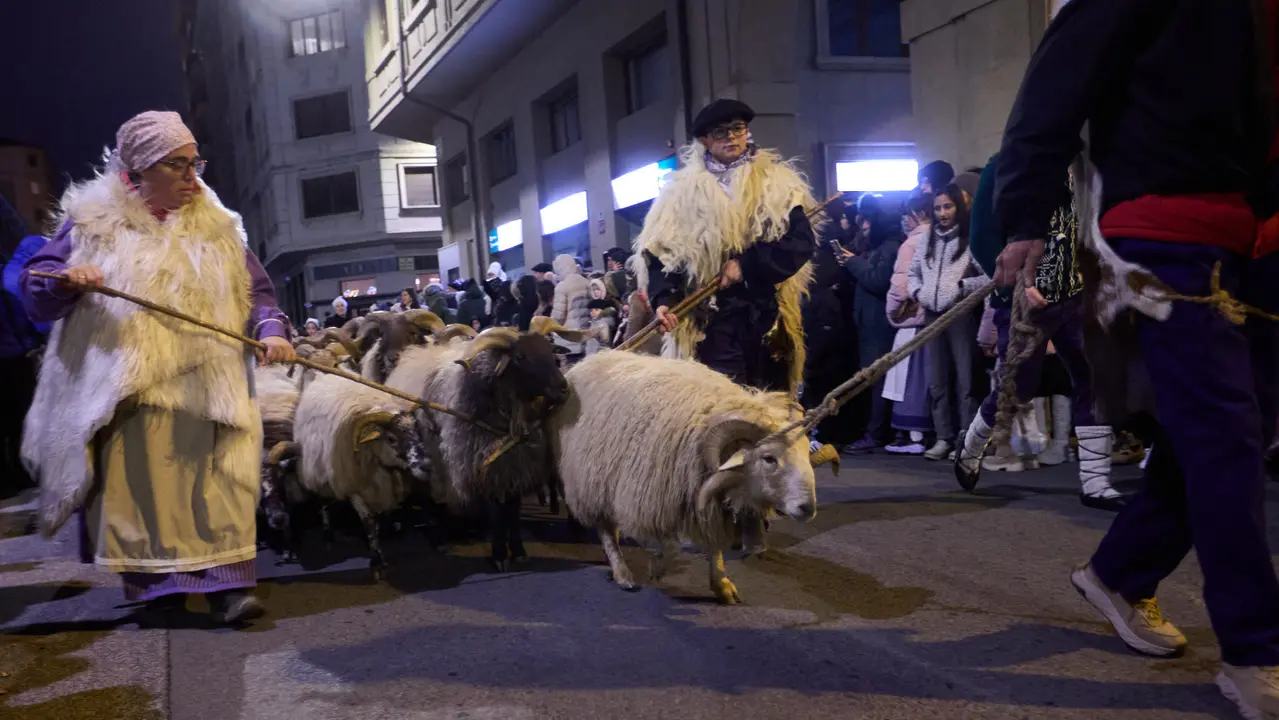 Desfile de Olentzero por las calles de Pamplona en la Nochebuena de 2025. I&Ntilde;IGO ALZUGARAY