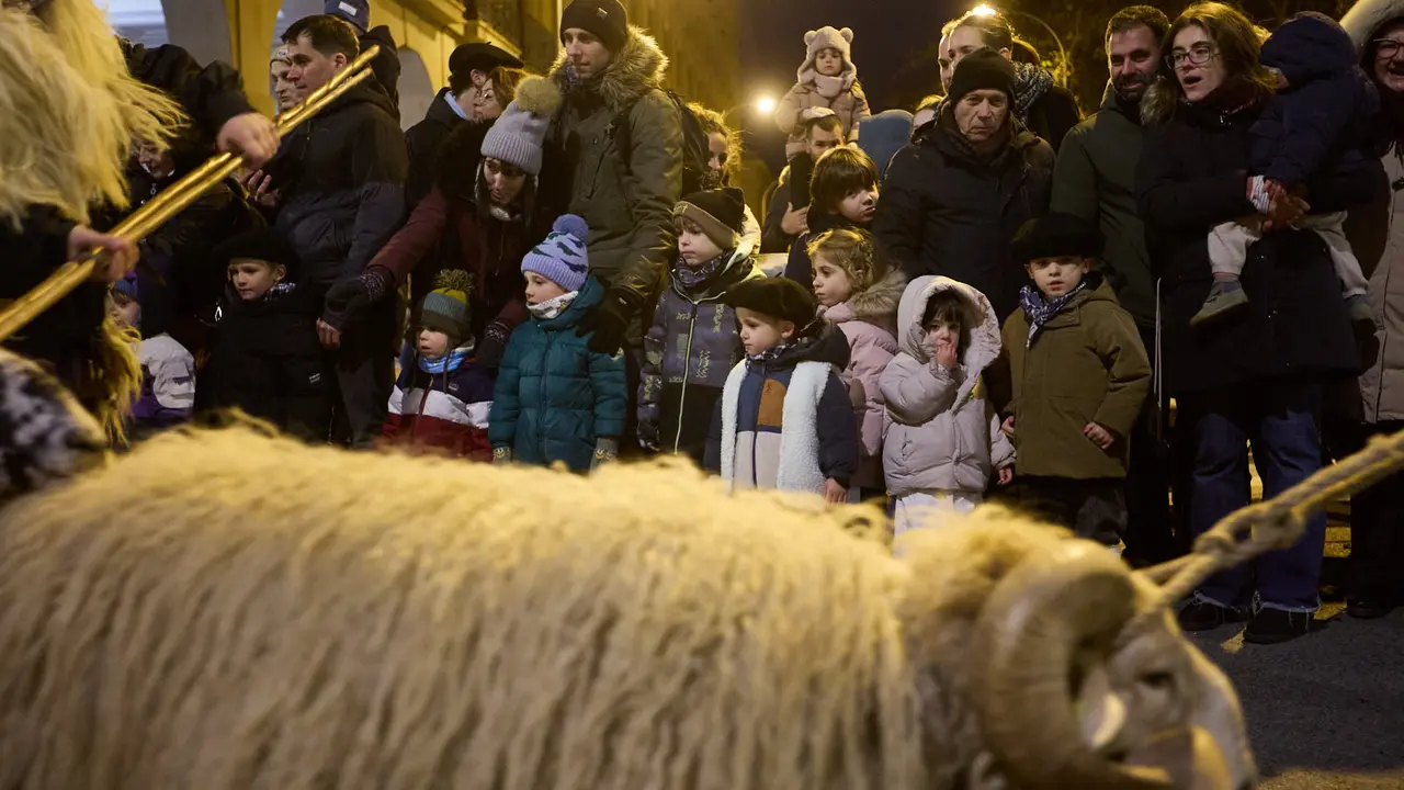 Desfile de Olentzero por las calles de Pamplona en la Nochebuena de 2025. I&Ntilde;IGO ALZUGARAY