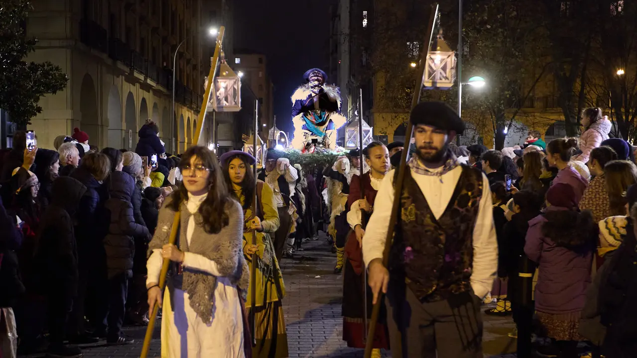 Desfile de Olentzero por las calles de Pamplona en la Nochebuena de 2025. I&Ntilde;IGO ALZUGARAY