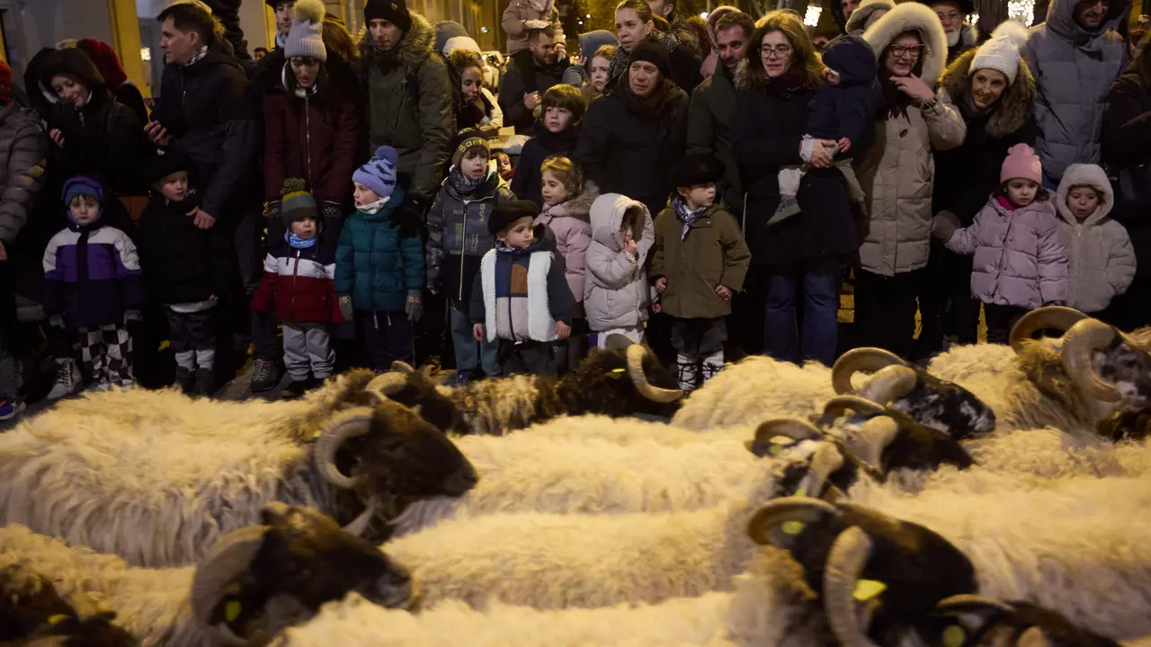 Desfile de Olentzero por las calles de Pamplona en la Nochebuena de 2025. I&Ntilde;IGO ALZUGARAY