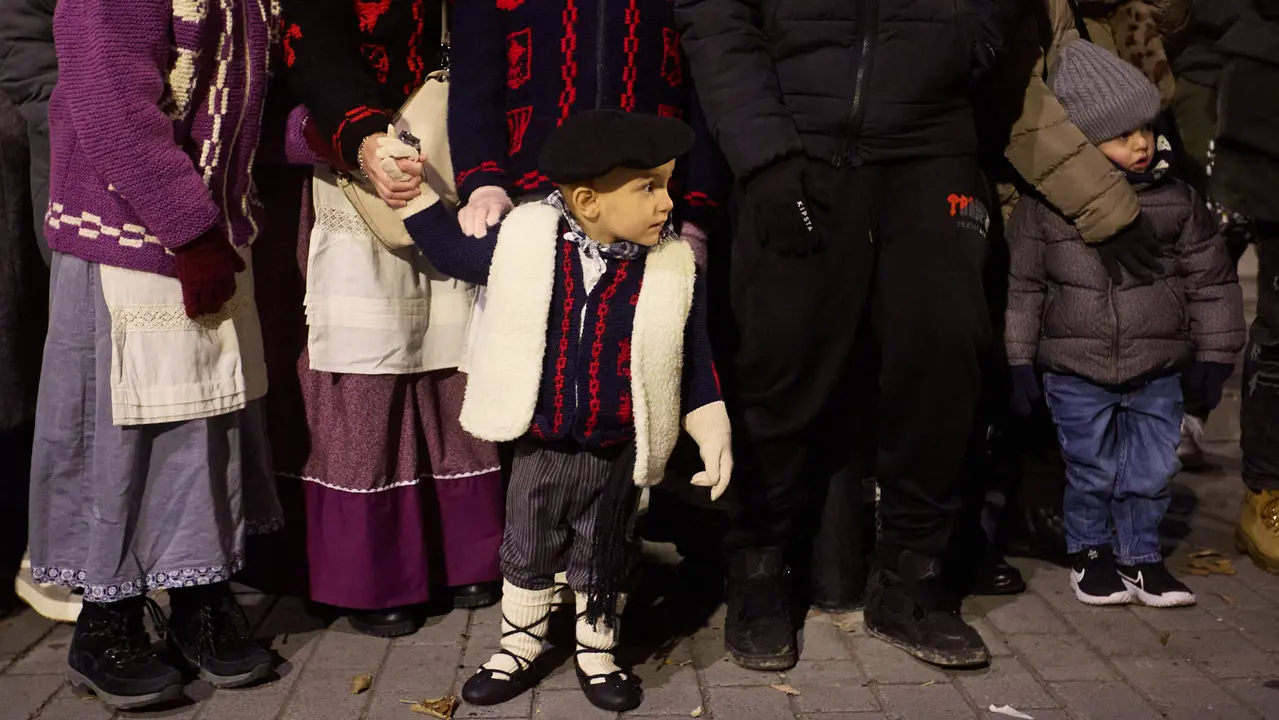 Desfile de Olentzero por las calles de Pamplona en la Nochebuena de 2025. I&Ntilde;IGO ALZUGARAY