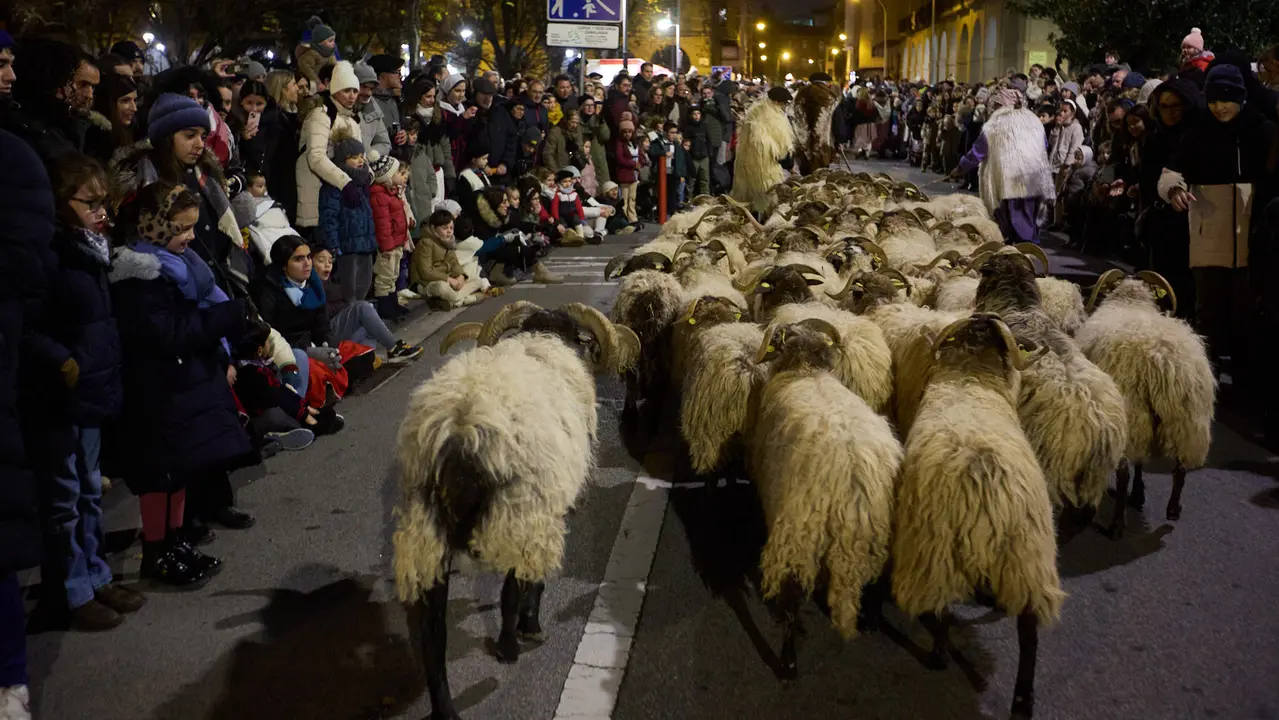 Desfile de Olentzero por las calles de Pamplona en la Nochebuena de 2025. I&Ntilde;IGO ALZUGARAY
