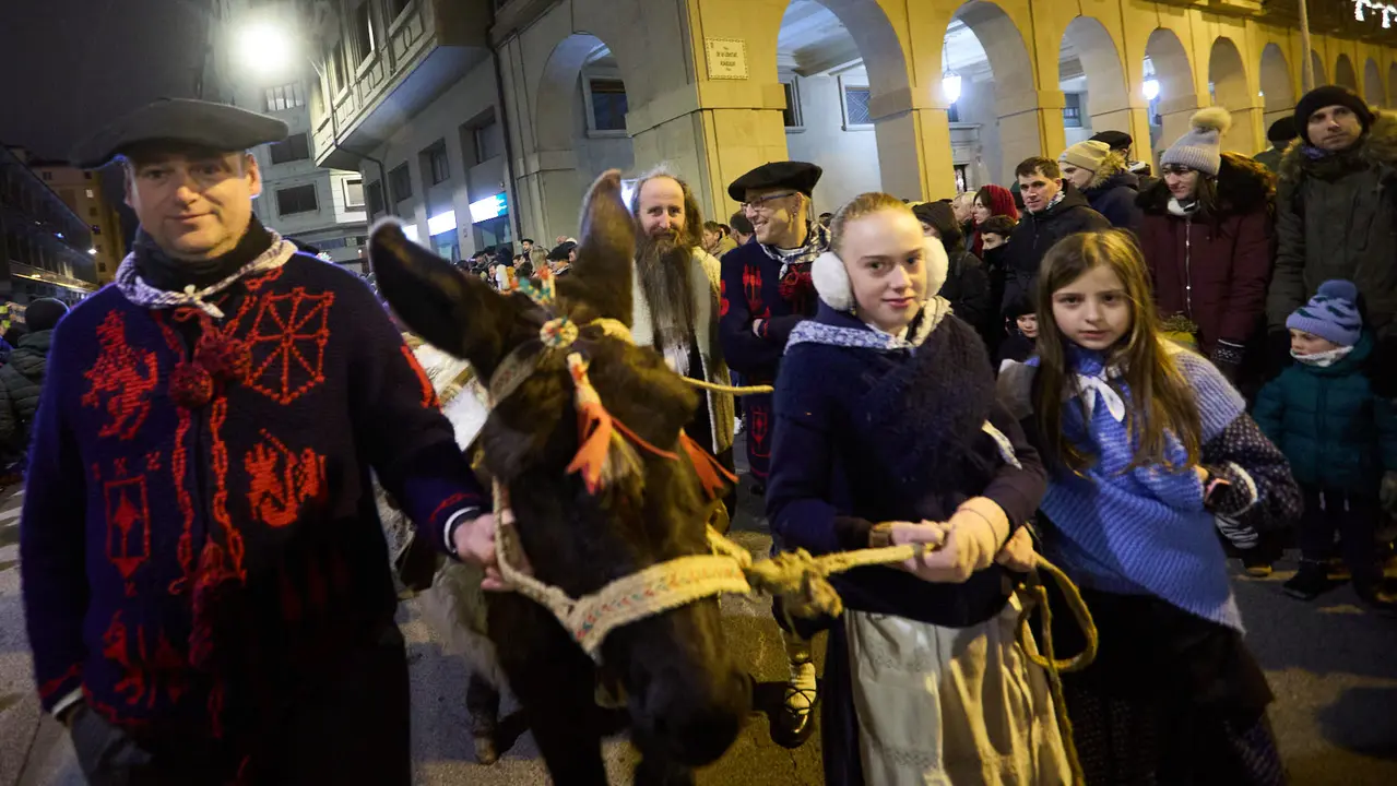 Desfile de Olentzero por las calles de Pamplona en la Nochebuena de 2025. I&Ntilde;IGO ALZUGARAY