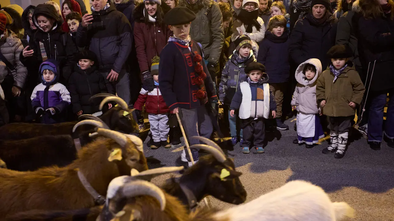 Desfile de Olentzero por las calles de Pamplona en la Nochebuena de 2025. I&Ntilde;IGO ALZUGARAY