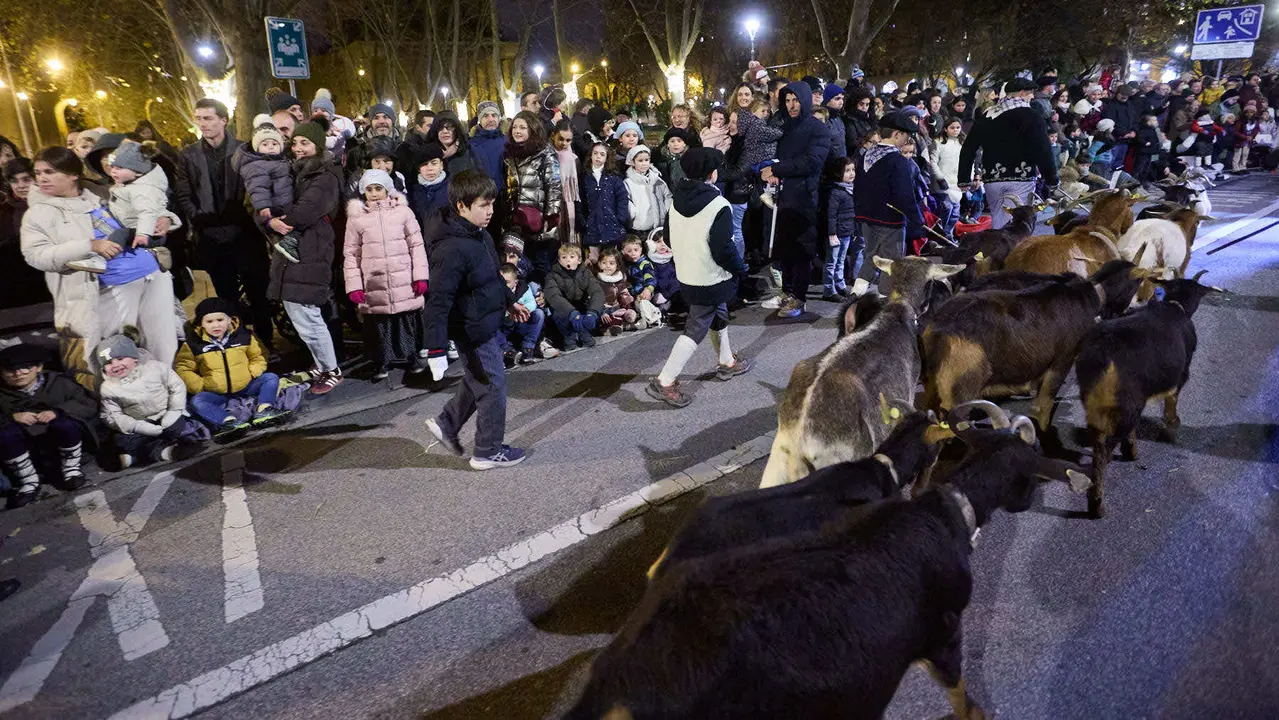 Desfile de Olentzero por las calles de Pamplona en la Nochebuena de 2025. I&Ntilde;IGO ALZUGARAY
