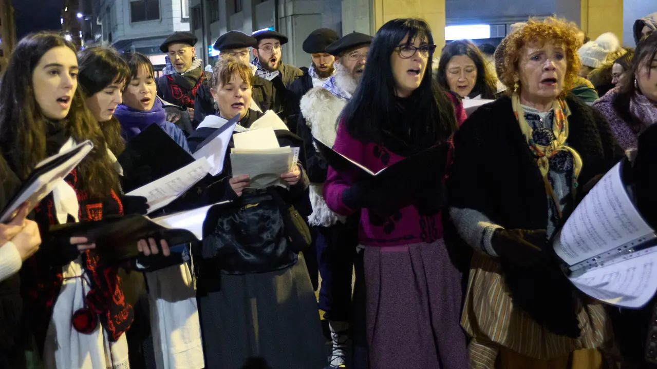 Desfile de Olentzero por las calles de Pamplona en la Nochebuena de 2025. I&Ntilde;IGO ALZUGARAY