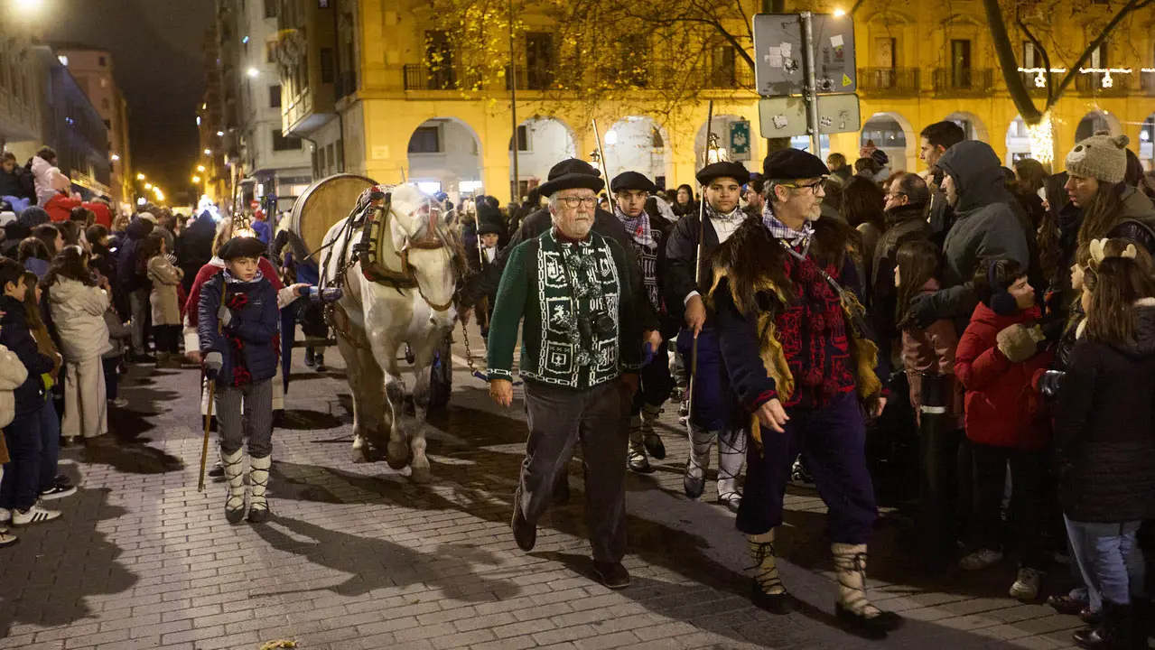 Desfile de Olentzero por las calles de Pamplona en la Nochebuena de 2025. I&Ntilde;IGO ALZUGARAY