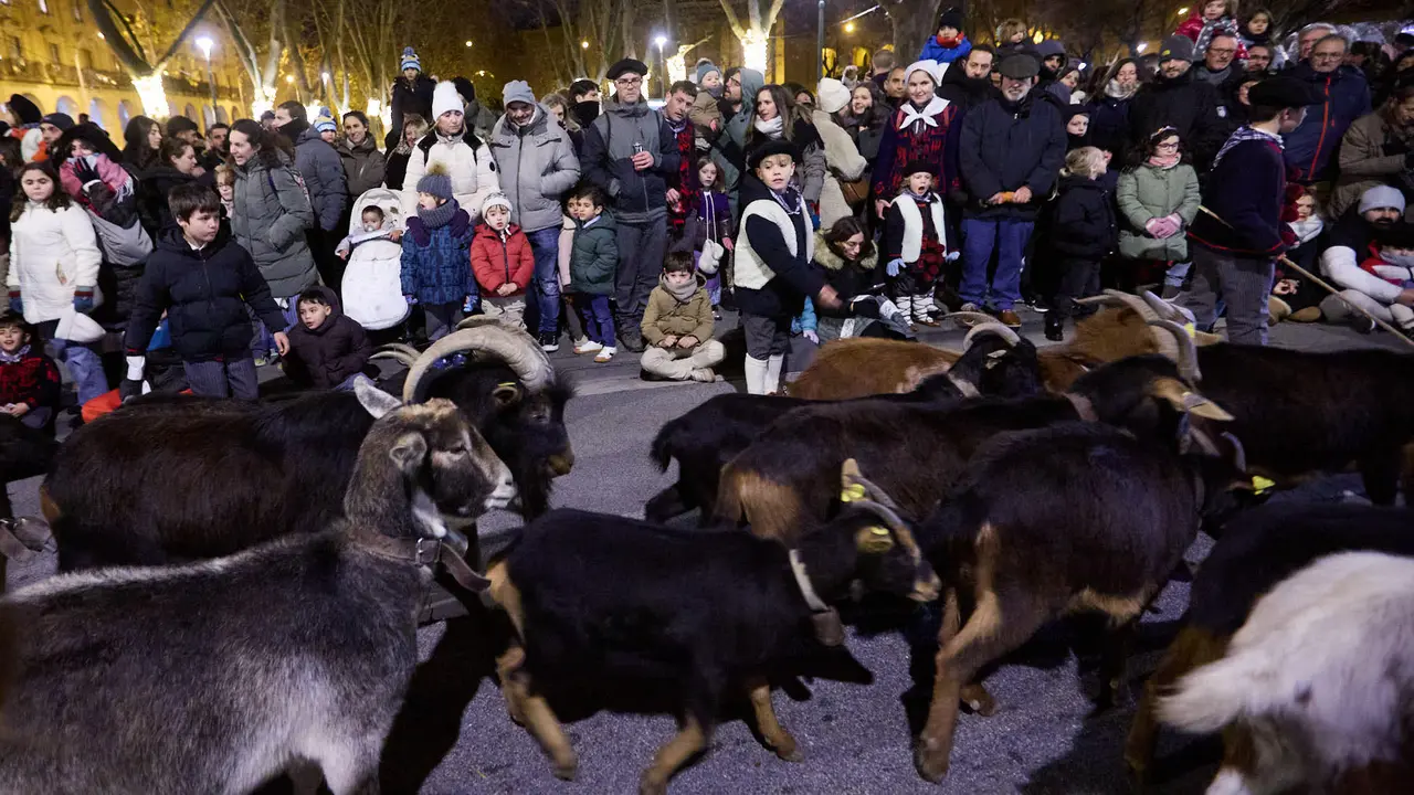 Desfile de Olentzero por las calles de Pamplona en la Nochebuena de 2025. I&Ntilde;IGO ALZUGARAY
