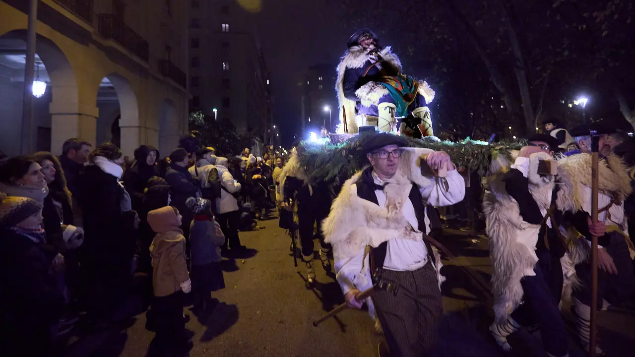 Desfile de Olentzero por las calles de Pamplona en la Nochebuena de 2025. I&Ntilde;IGO ALZUGARAY
