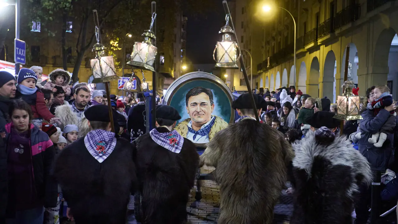 Desfile de Olentzero por las calles de Pamplona en la Nochebuena de 2025. I&Ntilde;IGO ALZUGARAY