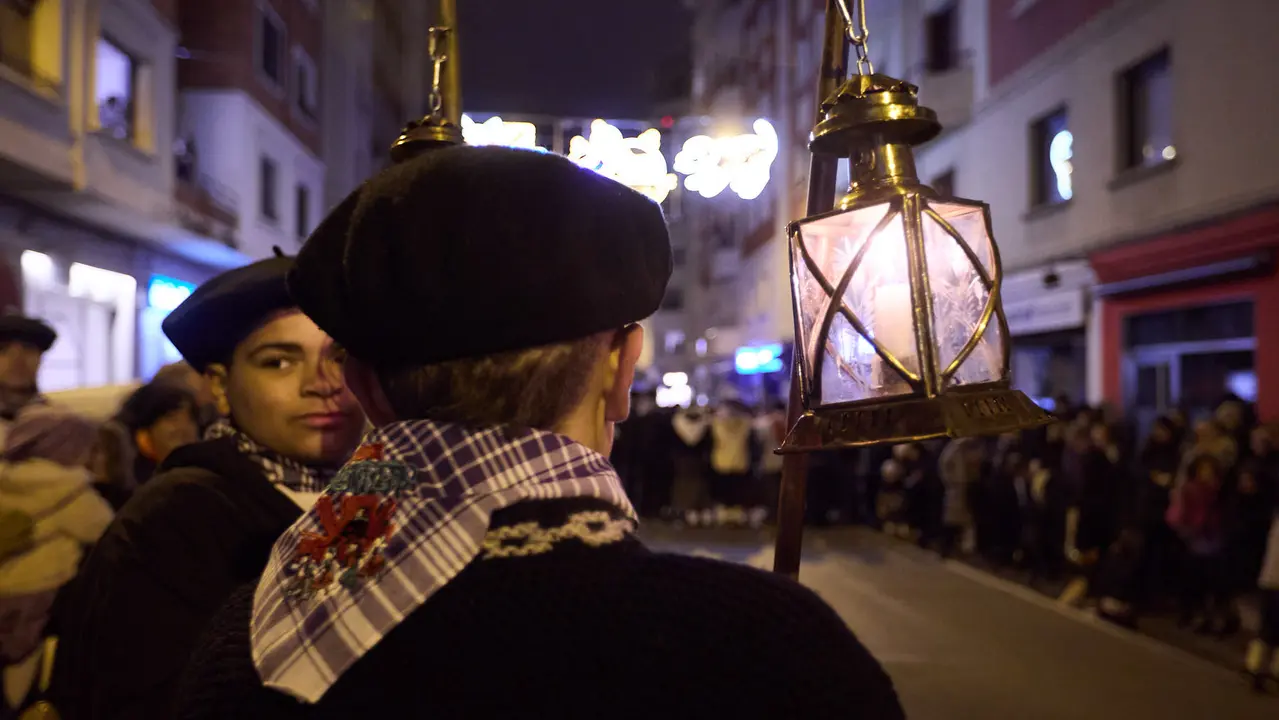 Desfile de Olentzero por las calles de Pamplona en la Nochebuena de 2025. I&Ntilde;IGO ALZUGARAY
