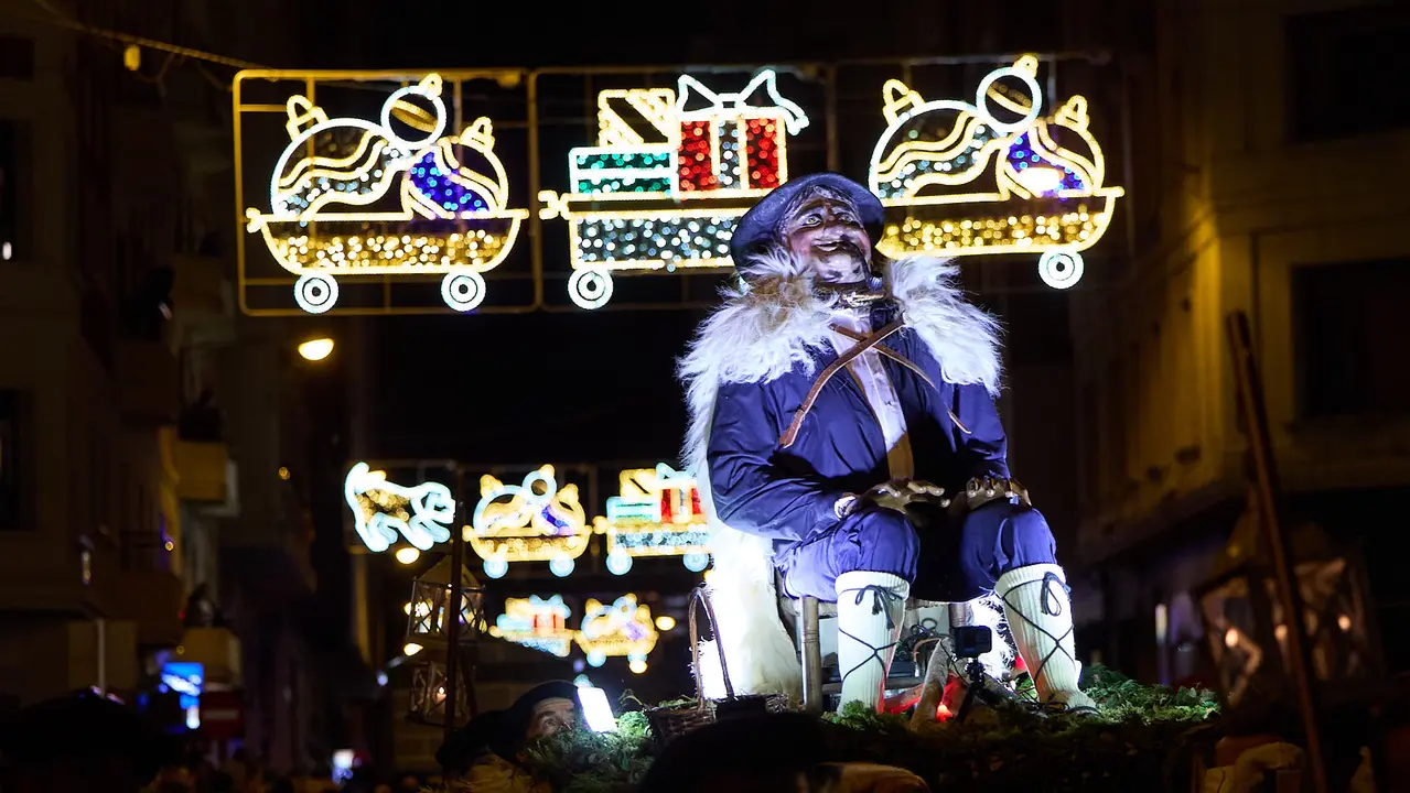 Desfile de Olentzero por las calles de Pamplona en la Nochebuena de 2025. I&Ntilde;IGO ALZUGARAY