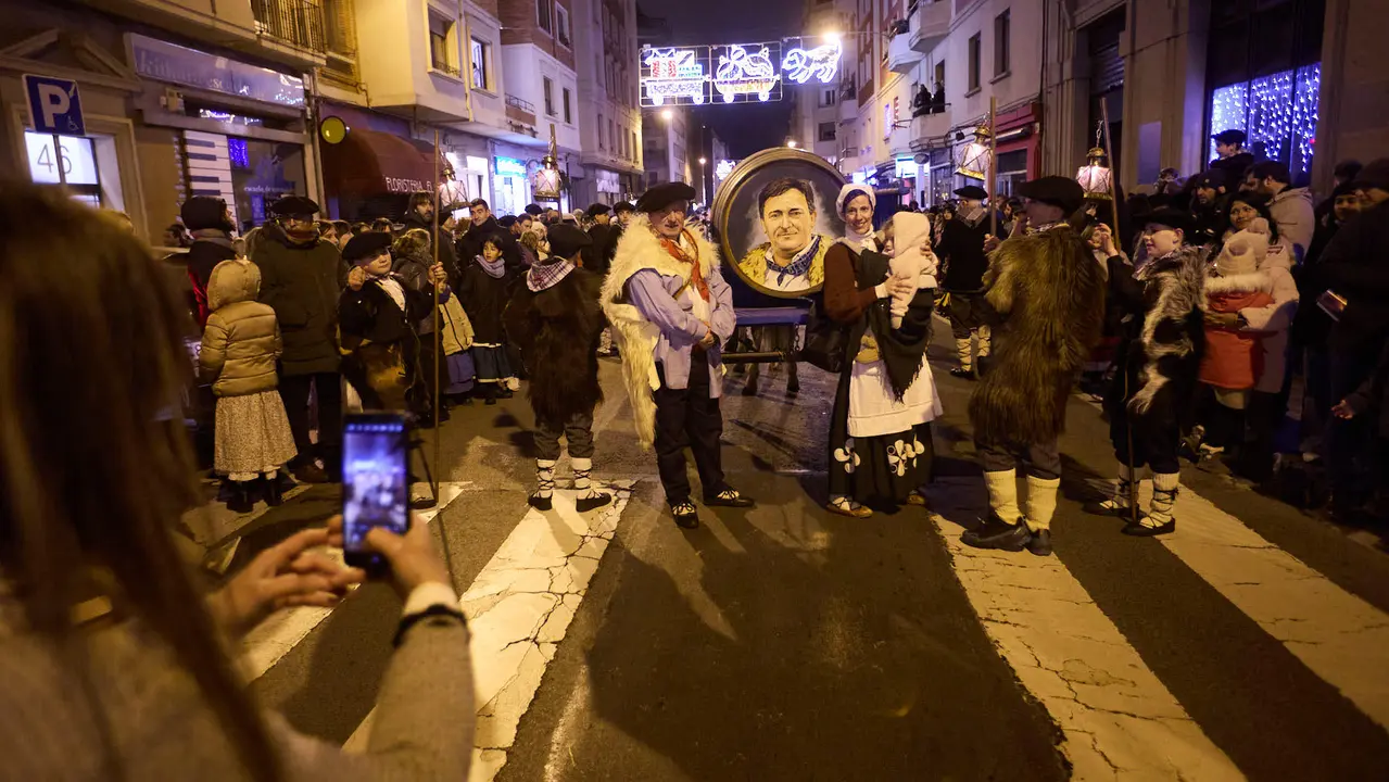 Desfile de Olentzero por las calles de Pamplona en la Nochebuena de 2025. I&Ntilde;IGO ALZUGARAY