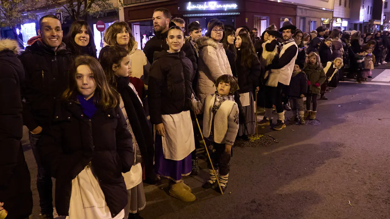Desfile de Olentzero por las calles de Pamplona en la Nochebuena de 2025. I&Ntilde;IGO ALZUGARAY